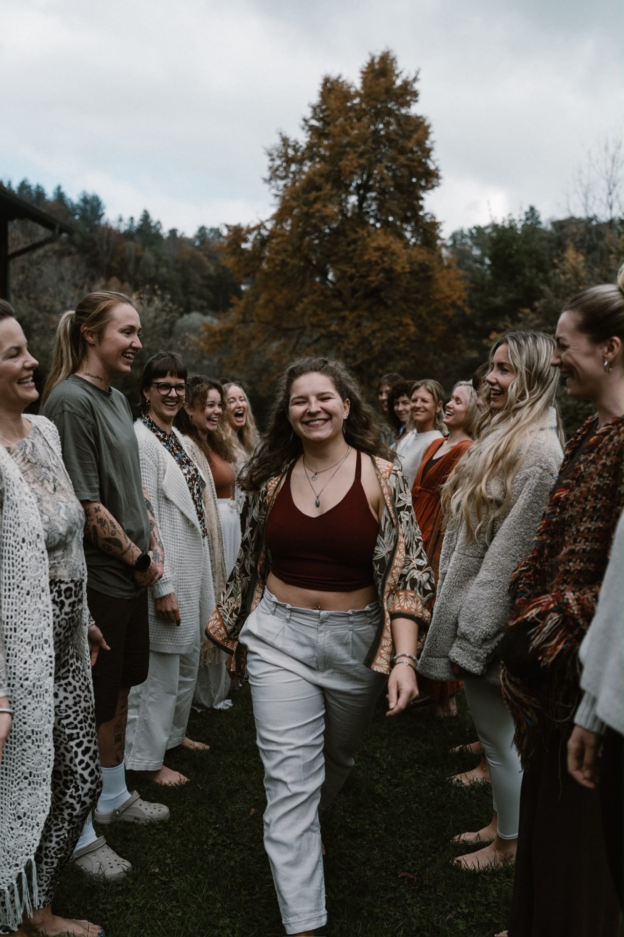 Rafaela geht lachend durch ein Spalier applaudierender Frauen